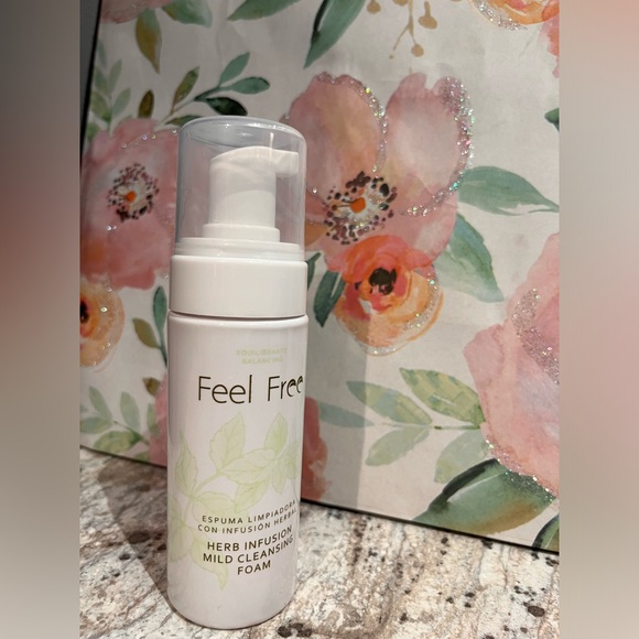 Feel Free🌿 HERB INFUSION MILD CLEANSING FOAM - Picture 3 of 3